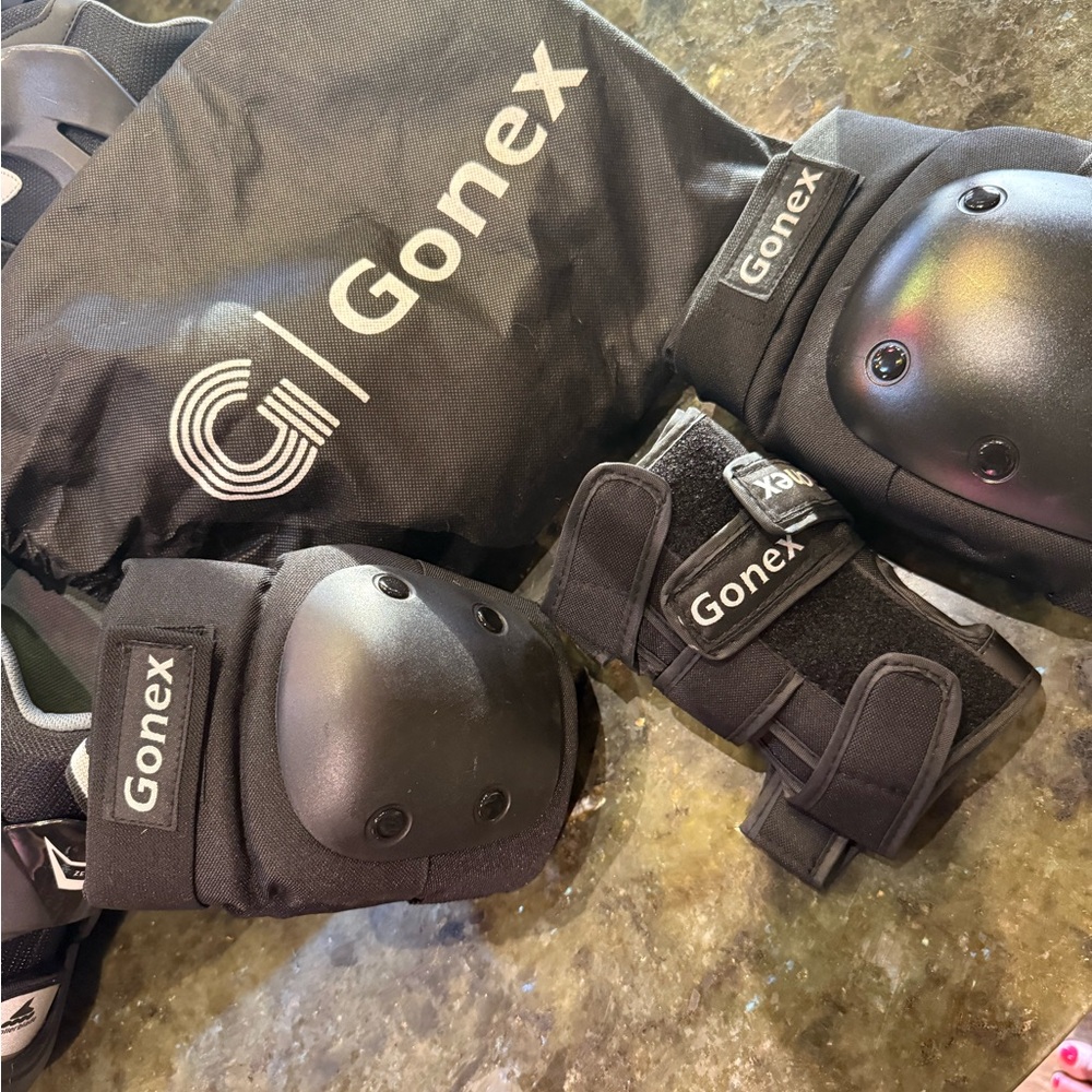 Gonex Women's Black Protective Knee & Wrist Pad Set